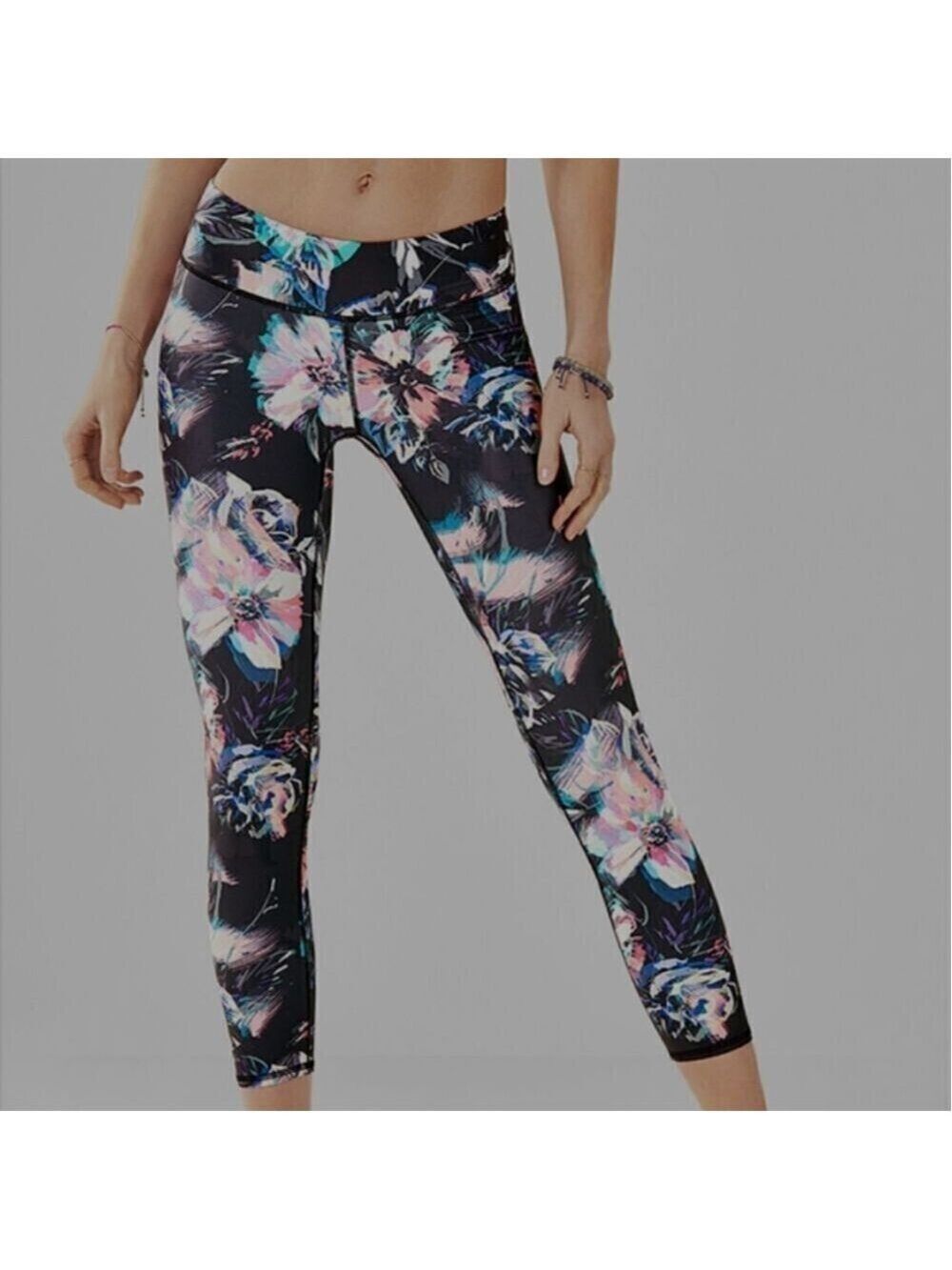 Fabletics Mid-Rise Kaleidoscope Floral Print Powerlite Capri leggings Sz Small